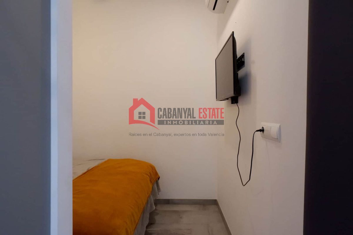 ¿Buscas una inversión inmobiliaria que genere ingresos inmediatos y tenga un gran potencial de revalorización? Desde Cabanyal Estate te presentamos en exclusiva esta planta baja única ubicada en la ca — Foto 13
