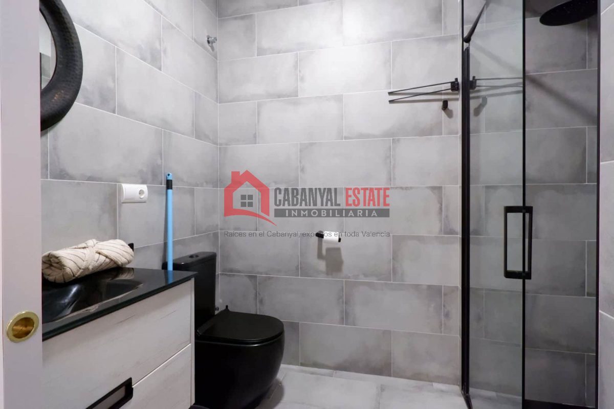 ¿Buscas una inversión inmobiliaria que genere ingresos inmediatos y tenga un gran potencial de revalorización? Desde Cabanyal Estate te presentamos en exclusiva esta planta baja única ubicada en la ca — Foto 12