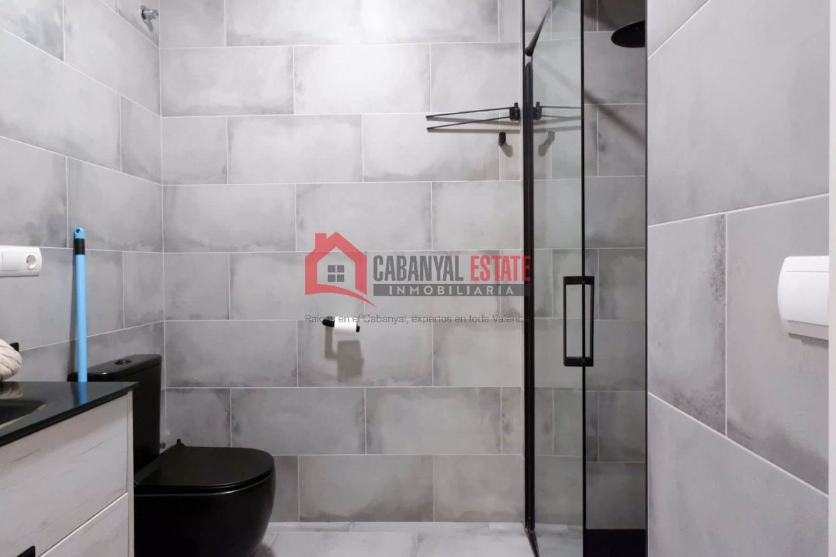 ¿Buscas una inversión inmobiliaria que genere ingresos inmediatos y tenga un gran potencial de revalorización? Desde Cabanyal Estate te presentamos en exclusiva esta planta baja única ubicada en la ca — Foto 10