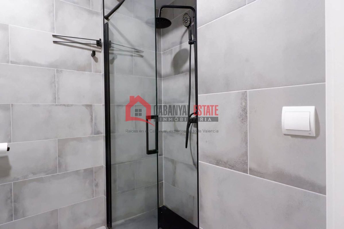 ¿Buscas una inversión inmobiliaria que genere ingresos inmediatos y tenga un gran potencial de revalorización? Desde Cabanyal Estate te presentamos en exclusiva esta planta baja única ubicada en la ca — Foto 11
