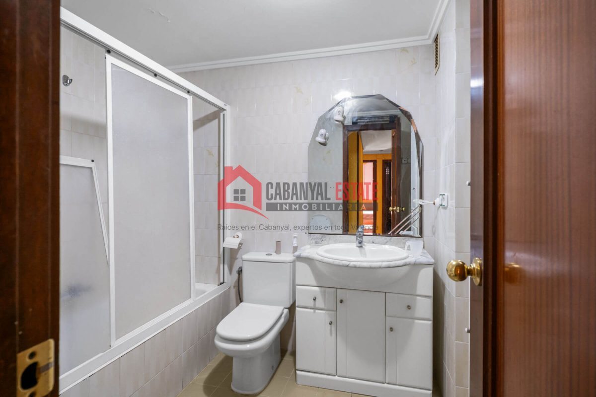 Cabanyal Estate presenta esta magnífica oportunidad ubicada en la codiciada Avenida Suecia. Con una superficie construida de 118 m², esta vivienda de cuatro habitaciones y dos baños destaca por su exc — Foto 21