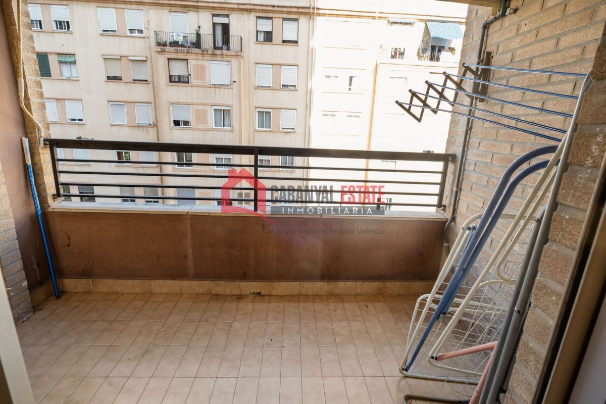 Cabanyal Estate presenta esta magnífica oportunidad ubicada en la codiciada Avenida Suecia. Con una superficie construida de 118 m², esta vivienda de cuatro habitaciones y dos baños destaca por su exc — Foto 6