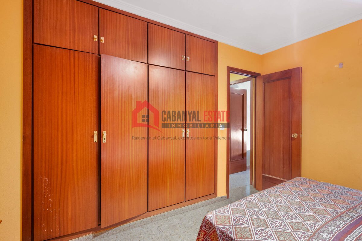 Cabanyal Estate presenta esta magnífica oportunidad ubicada en la codiciada Avenida Suecia. Con una superficie construida de 118 m², esta vivienda de cuatro habitaciones y dos baños destaca por su exc — Foto 34