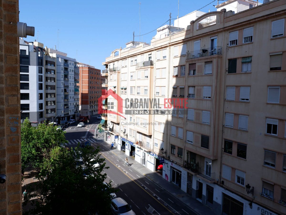 Cabanyal Estate presenta esta magnífica oportunidad ubicada en la codiciada Avenida Suecia. Con una superficie construida de 118 m², esta vivienda de cuatro habitaciones y dos baños destaca por su exc — Foto 8