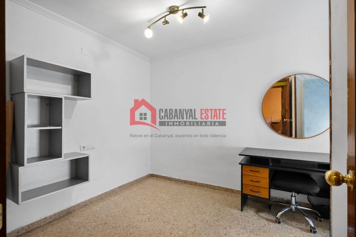 Cabanyal Estate presenta esta magnífica oportunidad ubicada en la codiciada Avenida Suecia. Con una superficie construida de 118 m², esta vivienda de cuatro habitaciones y dos baños destaca por su exc — Foto 24