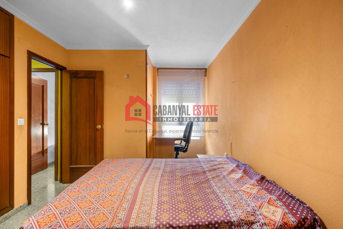 Cabanyal Estate presenta esta magnífica oportunidad ubicada en la codiciada Avenida Suecia. Con una superficie construida de 118 m², esta vivienda de cuatro habitaciones y dos baños destaca por su exc — Foto 33