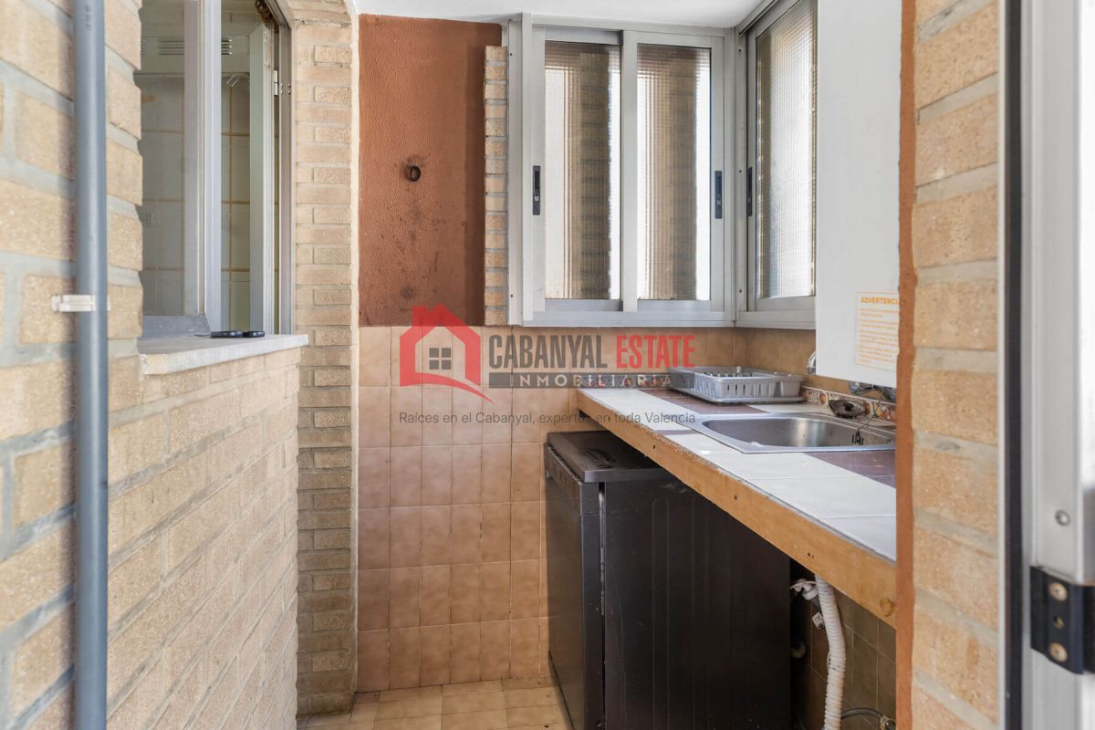 Cabanyal Estate presenta esta magnífica oportunidad ubicada en la codiciada Avenida Suecia. Con una superficie construida de 118 m², esta vivienda de cuatro habitaciones y dos baños destaca por su exc — Foto 18