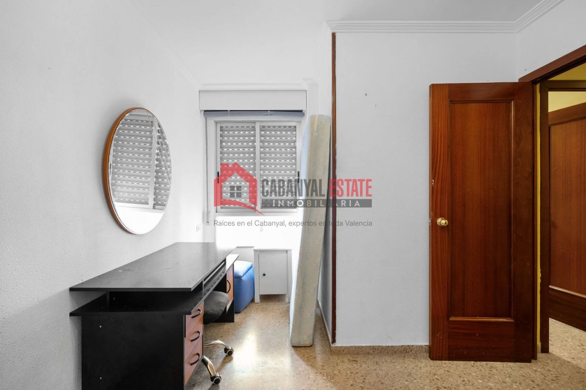 Cabanyal Estate presenta esta magnífica oportunidad ubicada en la codiciada Avenida Suecia. Con una superficie construida de 118 m², esta vivienda de cuatro habitaciones y dos baños destaca por su exc — Foto 26