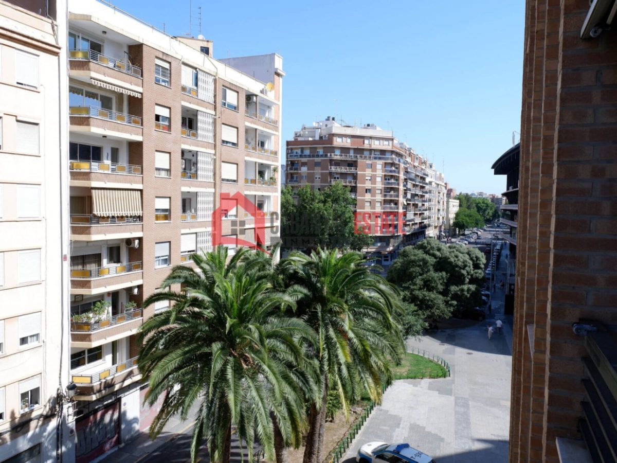 Cabanyal Estate presenta esta magnífica oportunidad ubicada en la codiciada Avenida Suecia. Con una superficie construida de 118 m², esta vivienda de cuatro habitaciones y dos baños destaca por su exc — Foto 7