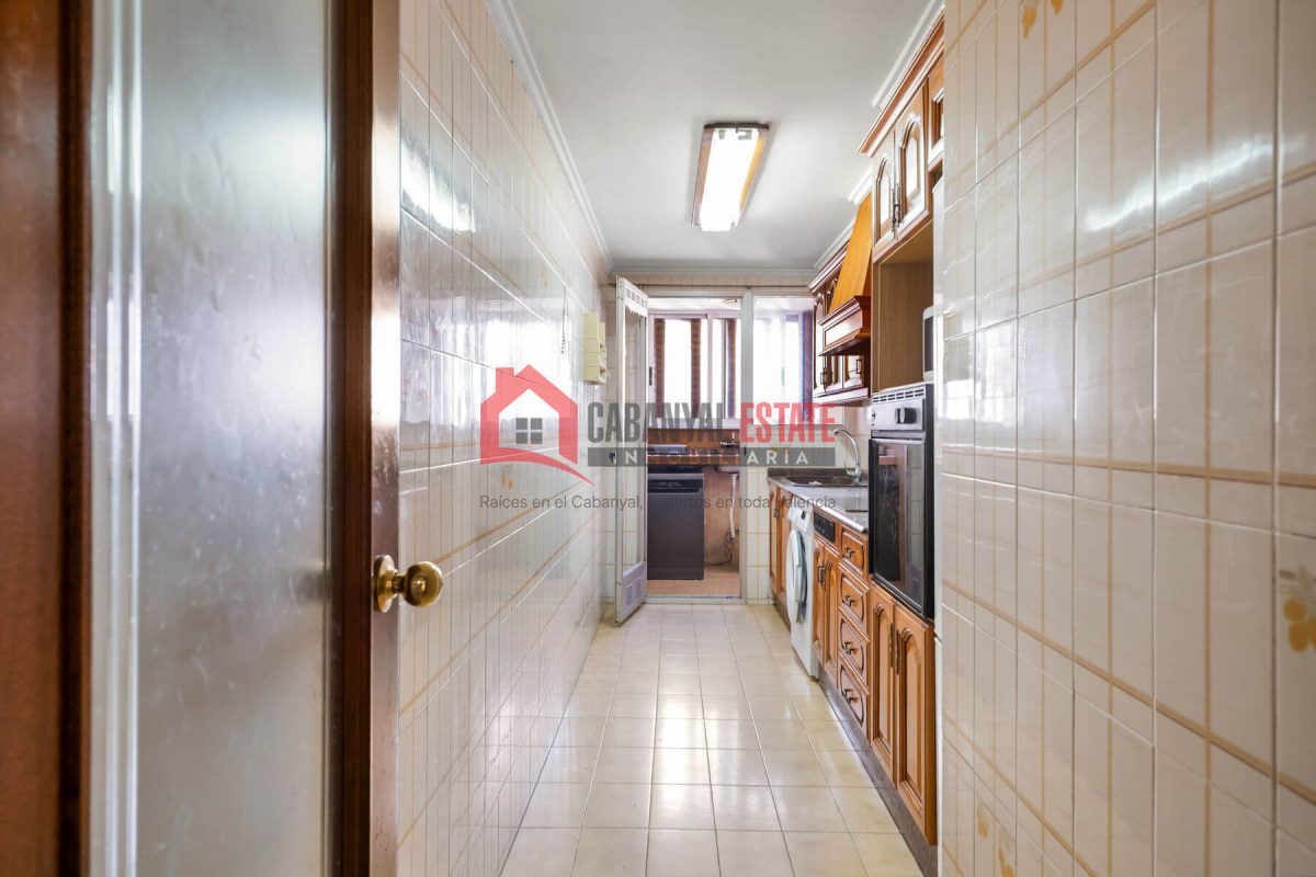 Cabanyal Estate presenta esta magnífica oportunidad ubicada en la codiciada Avenida Suecia. Con una superficie construida de 118 m², esta vivienda de cuatro habitaciones y dos baños destaca por su exc — Foto 12