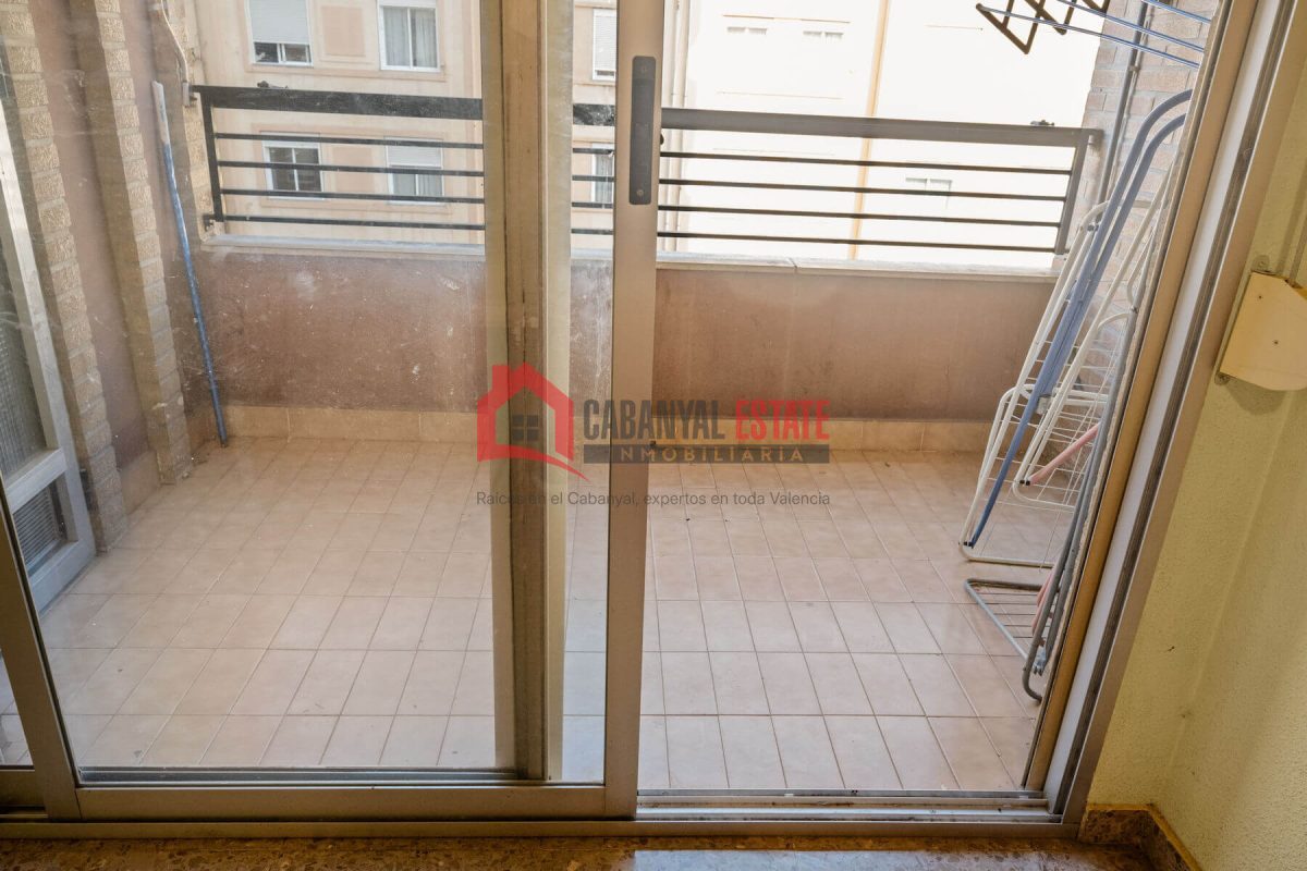 Cabanyal Estate presenta esta magnífica oportunidad ubicada en la codiciada Avenida Suecia. Con una superficie construida de 118 m², esta vivienda de cuatro habitaciones y dos baños destaca por su exc — Foto 5