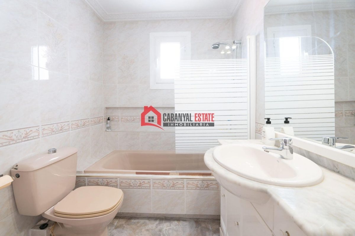Encantador apartamento de 2 dormitorios con vistas al mar en la Avenida dels Tarongers. — Foto 15