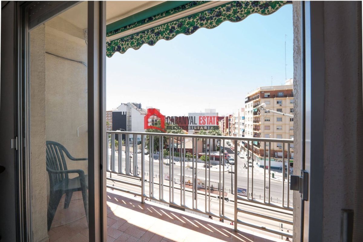 Encantador apartamento de 2 dormitorios con vistas al mar en la Avenida dels Tarongers. — Foto 5