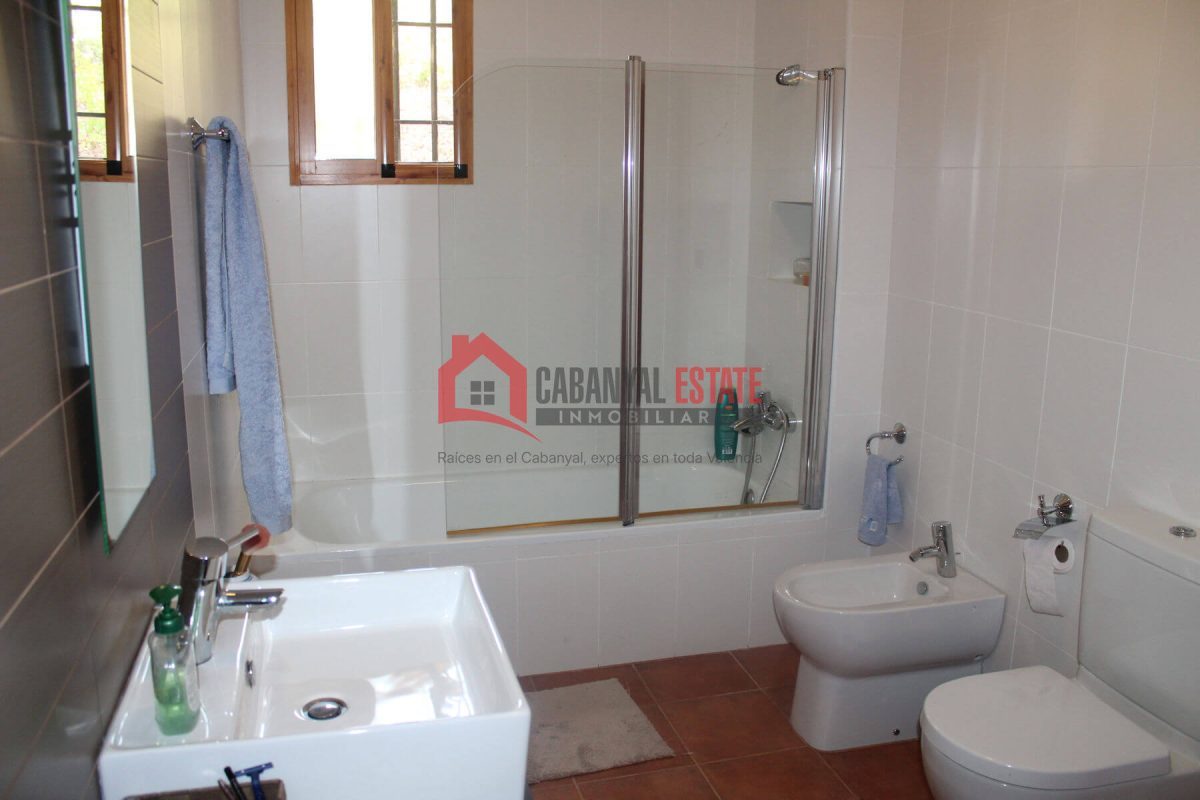 Descubra el equilibrio perfecto entre tranquilidad, exclusividad y accesibilidad en este chalet independiente único enclavado en la serena campiña de Fuencaliente (Ciudad Real). Situado junto a un cot — Foto 27
