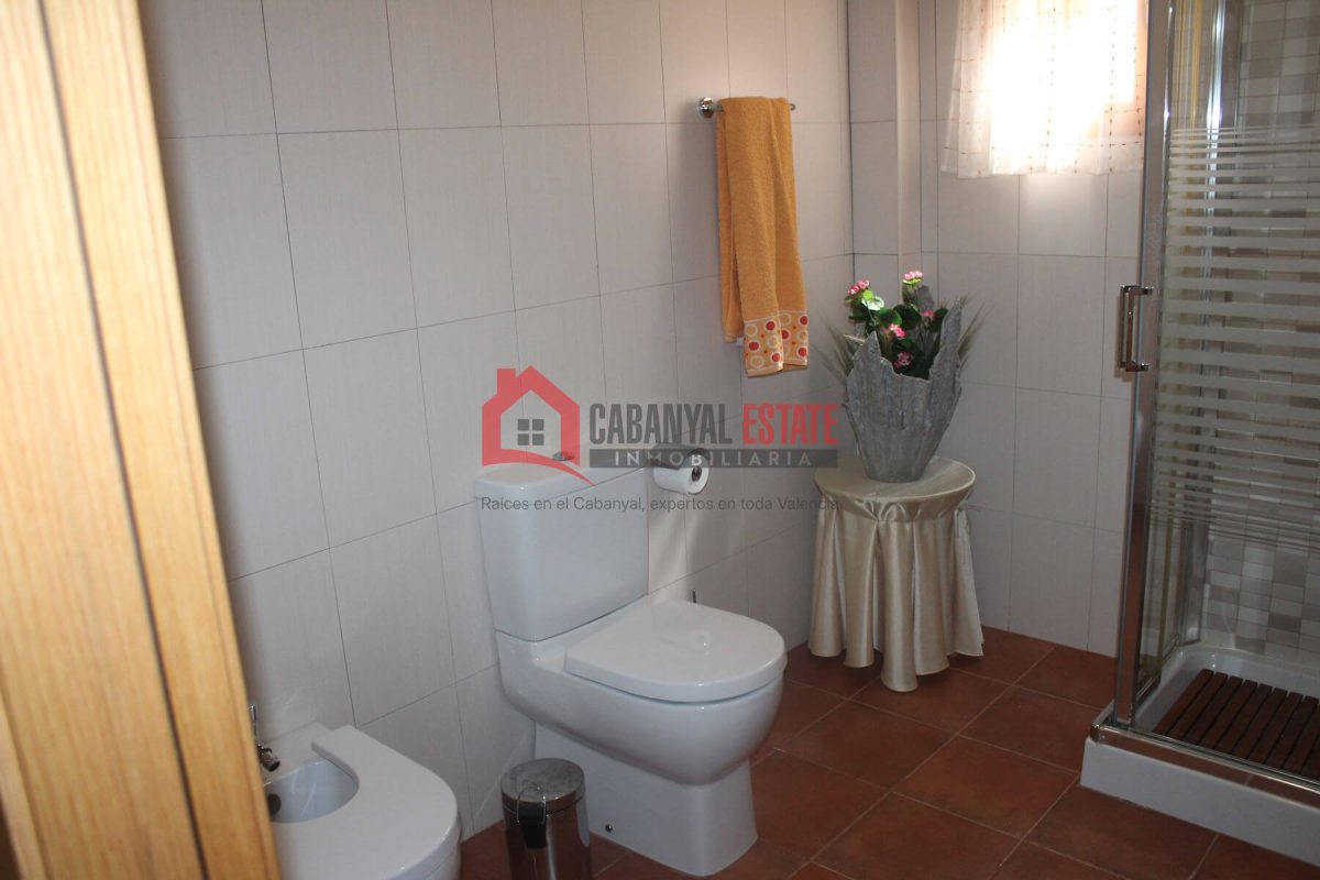 Descubra el equilibrio perfecto entre tranquilidad, exclusividad y accesibilidad en este chalet independiente único enclavado en la serena campiña de Fuencaliente (Ciudad Real). Situado junto a un cot — Foto 30