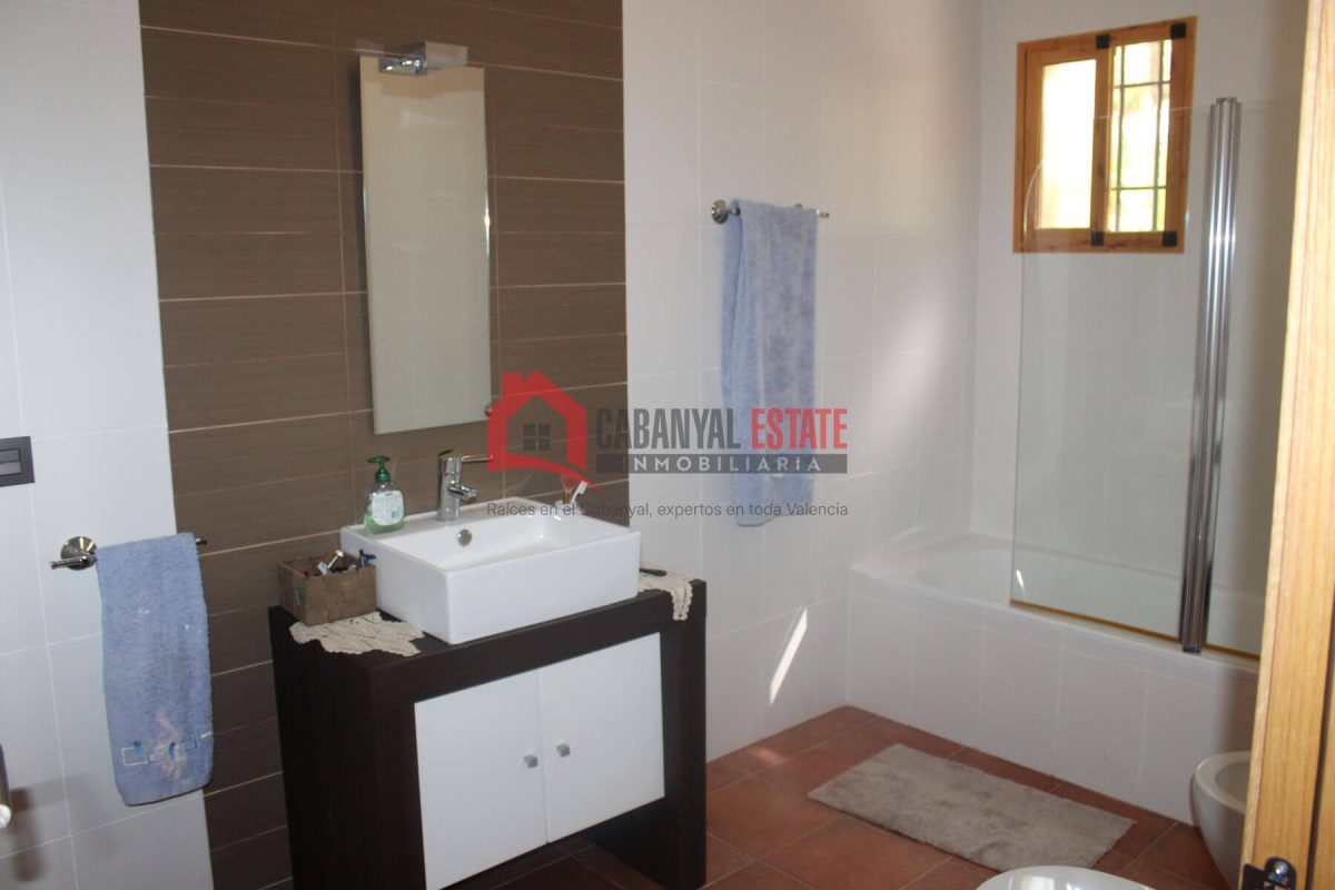 Descubra el equilibrio perfecto entre tranquilidad, exclusividad y accesibilidad en este chalet independiente único enclavado en la serena campiña de Fuencaliente (Ciudad Real). Situado junto a un cot — Foto 29