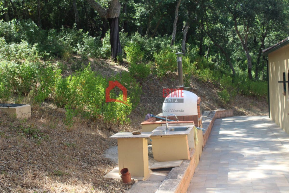 Descubra el equilibrio perfecto entre tranquilidad, exclusividad y accesibilidad en este chalet independiente único enclavado en la serena campiña de Fuencaliente (Ciudad Real). Situado junto a un cot — Foto 41
