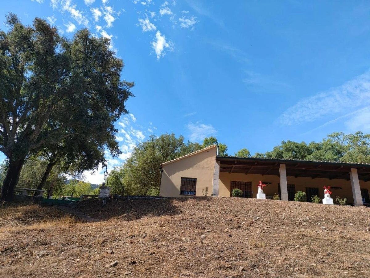 Descubra el equilibrio perfecto entre tranquilidad, exclusividad y accesibilidad en este chalet independiente único enclavado en la serena campiña de Fuencaliente (Ciudad Real). Situado junto a un cot — Foto 3