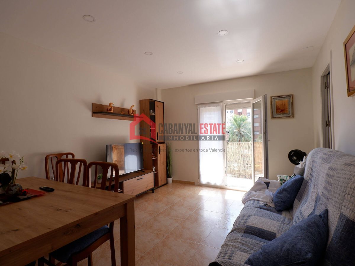 ¿Buscas un hogar listo para entrar a vivir, lleno de luz y ubicado en una de las zonas más demandadas de Valencia? Este fantástico piso esquinero de 83 m² construidos es la opción perfecta: está compl