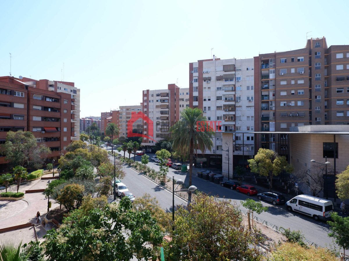 ¿Buscas un hogar listo para entrar a vivir, lleno de luz y ubicado en una de las zonas más demandadas de Valencia? Este fantástico piso esquinero de 83 m² construidos es la opción perfecta: está compl — Foto 9