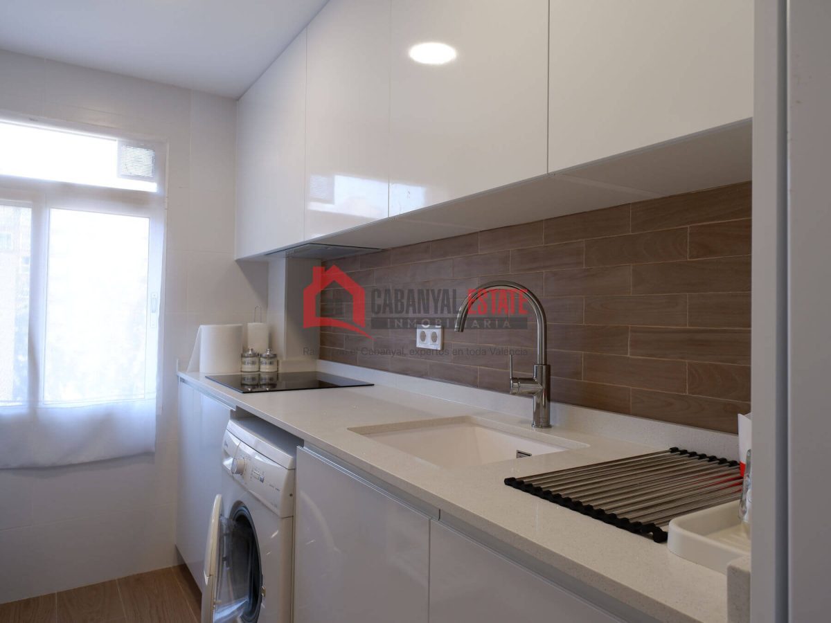 ¿Buscas un hogar listo para entrar a vivir, lleno de luz y ubicado en una de las zonas más demandadas de Valencia? Este fantástico piso esquinero de 83 m² construidos es la opción perfecta: está compl — Foto 16