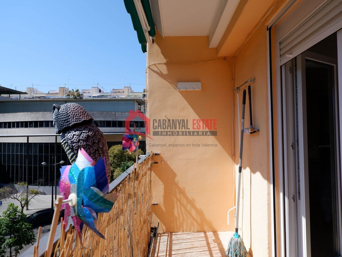 ¿Buscas un hogar listo para entrar a vivir, lleno de luz y ubicado en una de las zonas más demandadas de Valencia? Este fantástico piso esquinero de 83 m² construidos es la opción perfecta: está compl — Foto 8