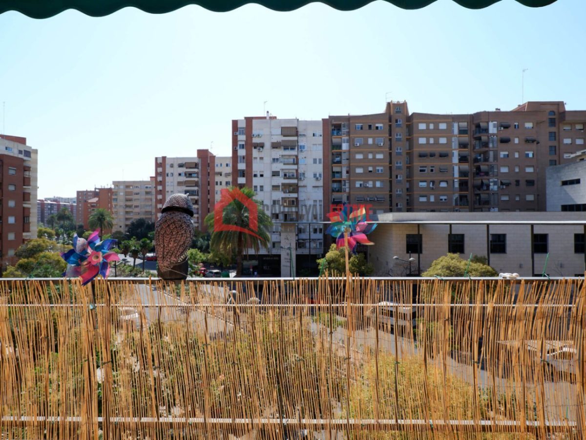 ¿Buscas un hogar listo para entrar a vivir, lleno de luz y ubicado en una de las zonas más demandadas de Valencia? Este fantástico piso esquinero de 83 m² construidos es la opción perfecta: está compl — Foto 6