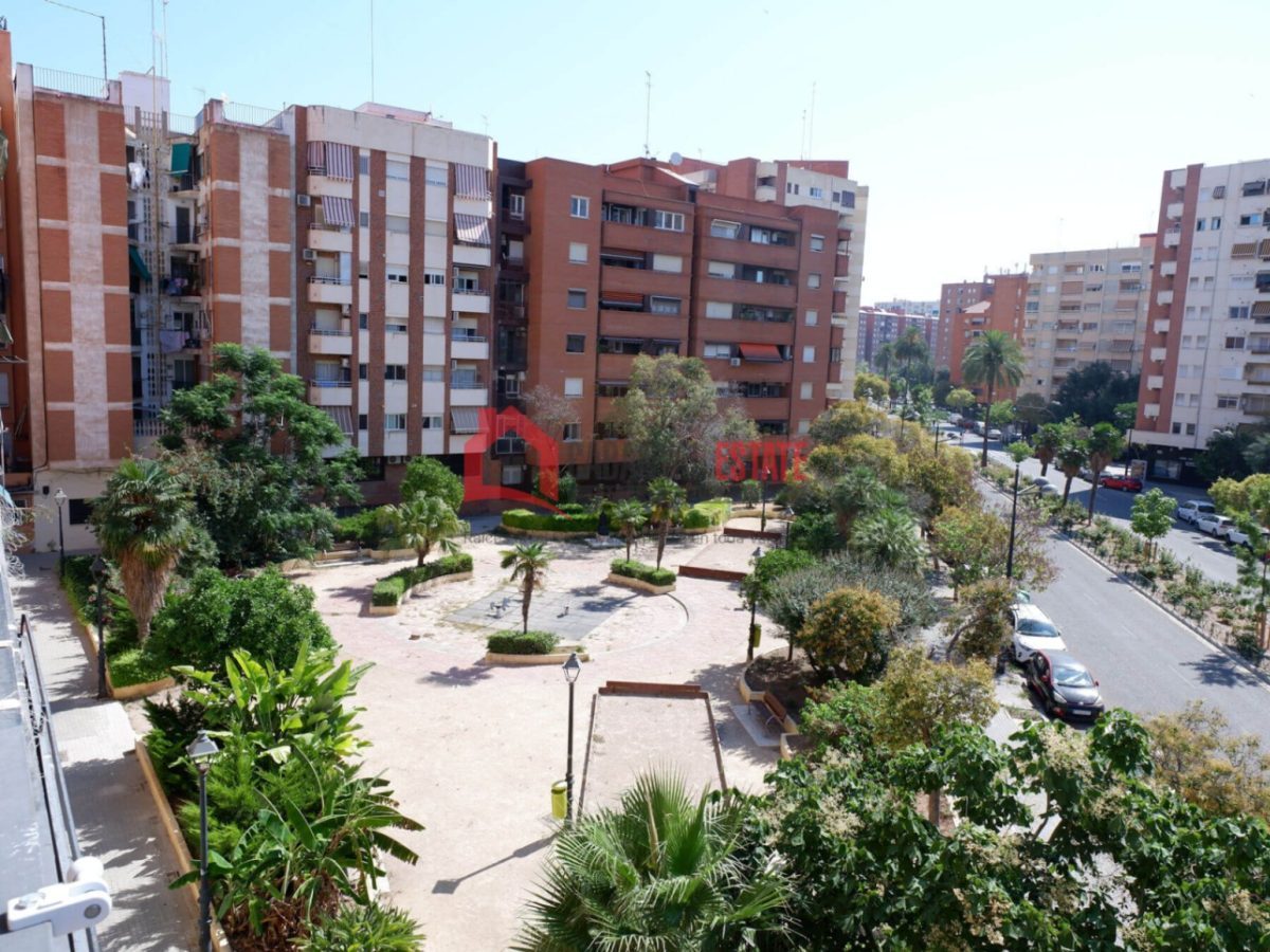 ¿Buscas un hogar listo para entrar a vivir, lleno de luz y ubicado en una de las zonas más demandadas de Valencia? Este fantástico piso esquinero de 83 m² construidos es la opción perfecta: está compl — Foto 11