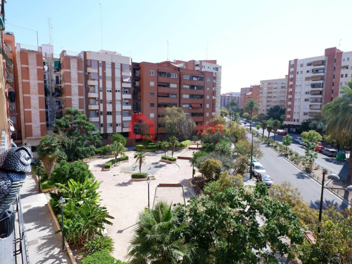 ¿Buscas un hogar listo para entrar a vivir, lleno de luz y ubicado en una de las zonas más demandadas de Valencia? Este fantástico piso esquinero de 83 m² construidos es la opción perfecta: está compl — Foto 10