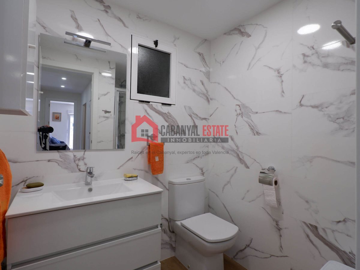 ¿Buscas un hogar listo para entrar a vivir, lleno de luz y ubicado en una de las zonas más demandadas de Valencia? Este fantástico piso esquinero de 83 m² construidos es la opción perfecta: está compl — Foto 33