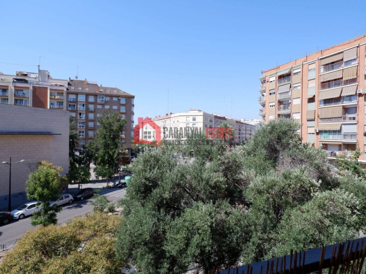 ¿Buscas un hogar listo para entrar a vivir, lleno de luz y ubicado en una de las zonas más demandadas de Valencia? Este fantástico piso esquinero de 83 m² construidos es la opción perfecta: está compl — Foto 21