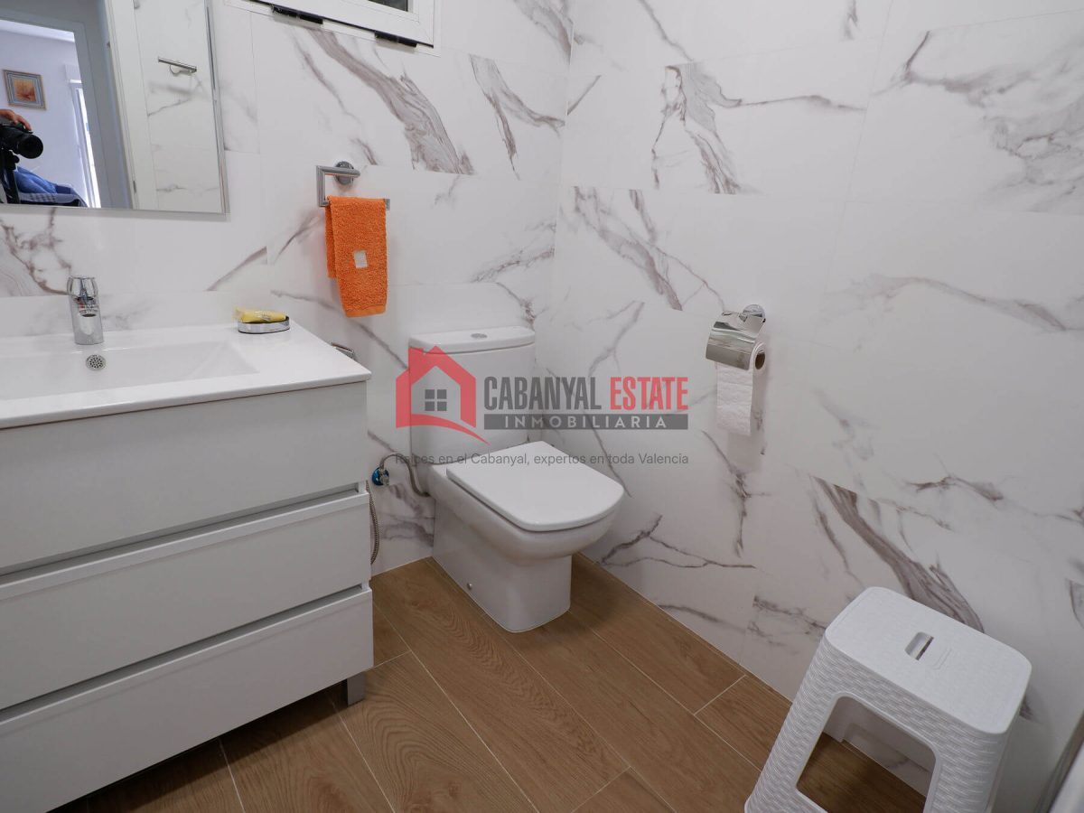 ¿Buscas un hogar listo para entrar a vivir, lleno de luz y ubicado en una de las zonas más demandadas de Valencia? Este fantástico piso esquinero de 83 m² construidos es la opción perfecta: está compl — Foto 34