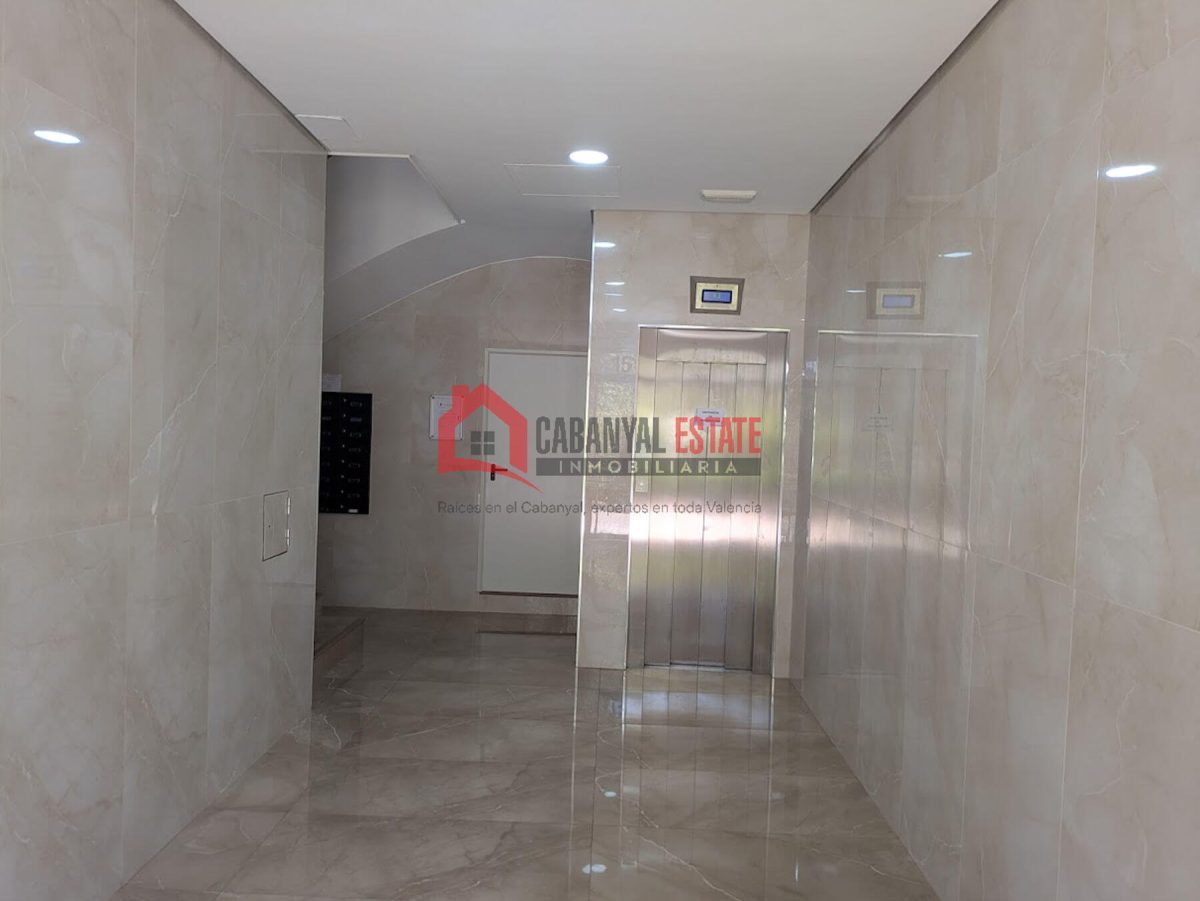 ¿Buscas un hogar listo para entrar a vivir, lleno de luz y ubicado en una de las zonas más demandadas de Valencia? Este fantástico piso esquinero de 83 m² construidos es la opción perfecta: está compl — Foto 38
