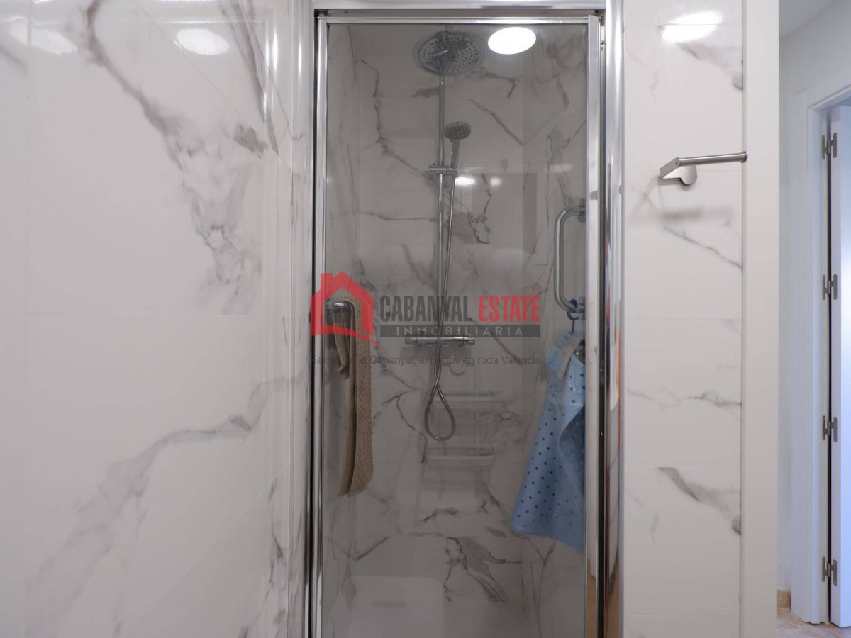 ¿Buscas un hogar listo para entrar a vivir, lleno de luz y ubicado en una de las zonas más demandadas de Valencia? Este fantástico piso esquinero de 83 m² construidos es la opción perfecta: está compl — Foto 35