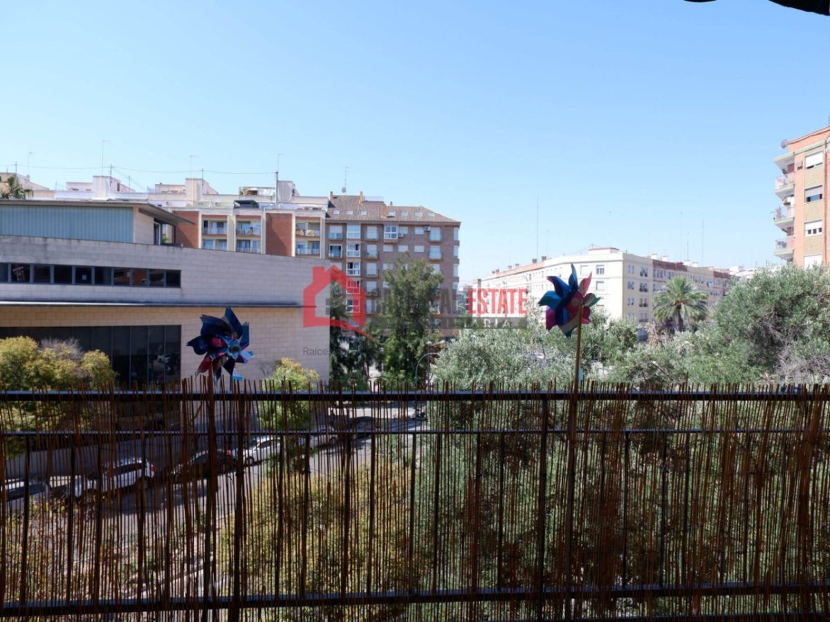 ¿Buscas un hogar listo para entrar a vivir, lleno de luz y ubicado en una de las zonas más demandadas de Valencia? Este fantástico piso esquinero de 83 m² construidos es la opción perfecta: está compl — Foto 20