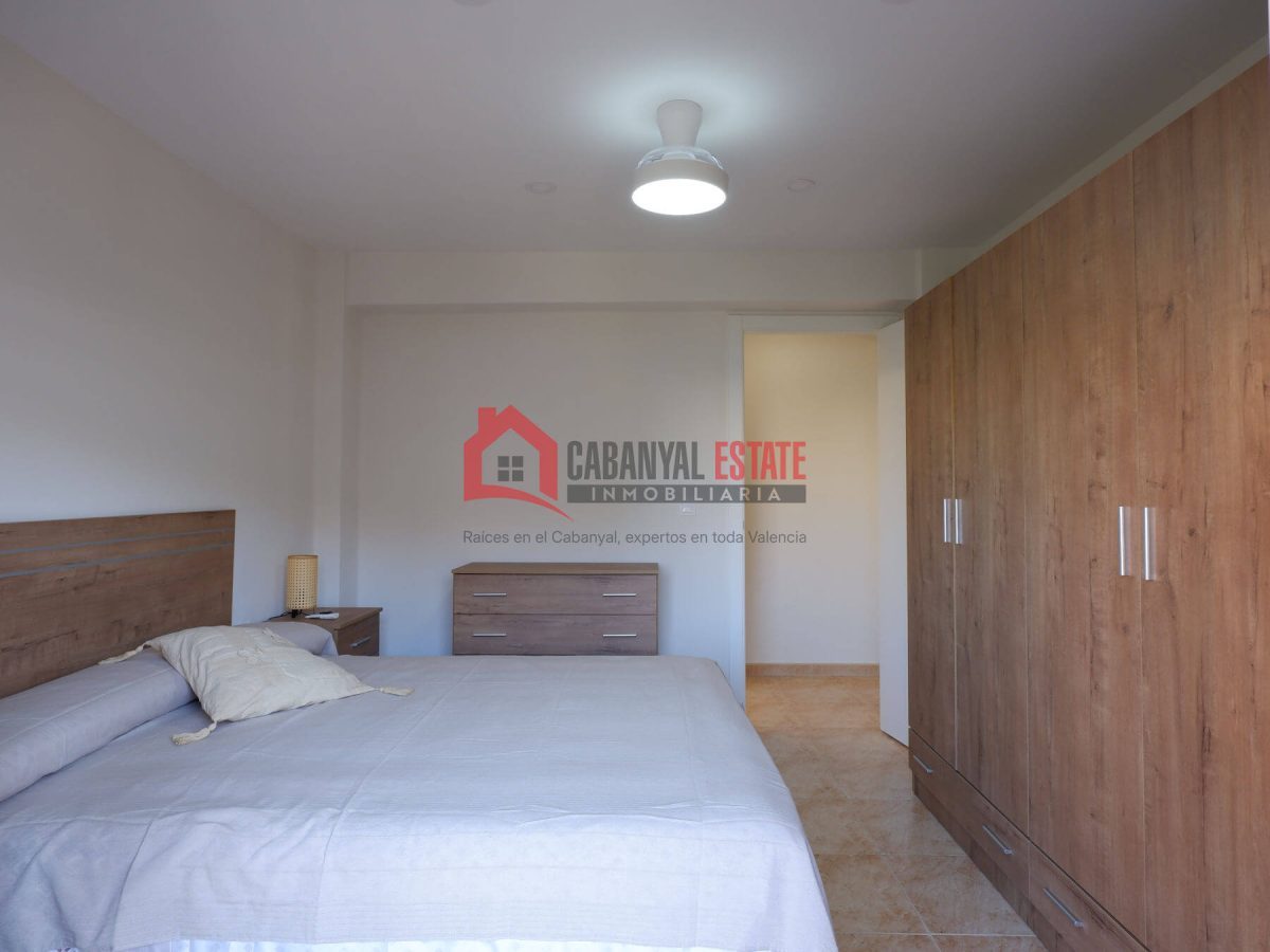 ¿Buscas un hogar listo para entrar a vivir, lleno de luz y ubicado en una de las zonas más demandadas de Valencia? Este fantástico piso esquinero de 83 m² construidos es la opción perfecta: está compl — Foto 24