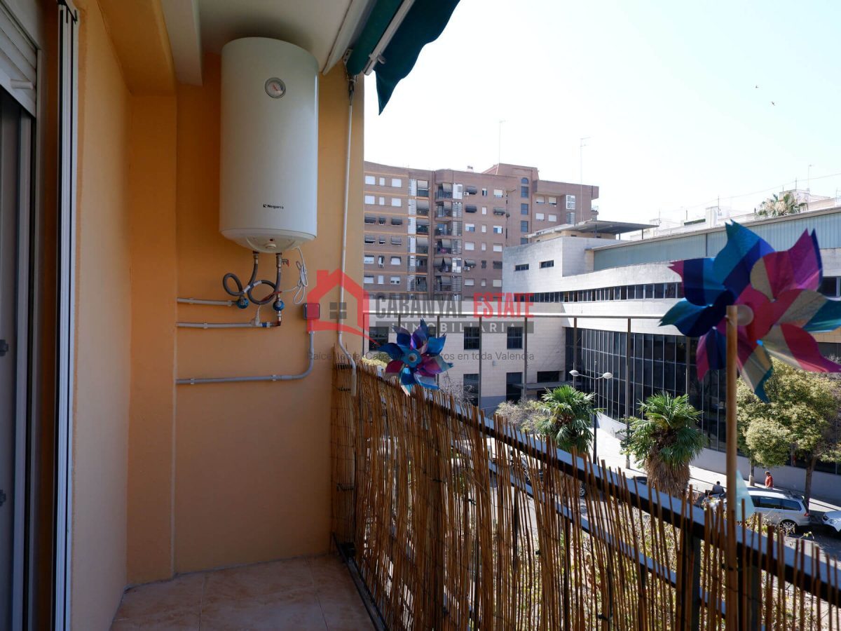 ¿Buscas un hogar listo para entrar a vivir, lleno de luz y ubicado en una de las zonas más demandadas de Valencia? Este fantástico piso esquinero de 83 m² construidos es la opción perfecta: está compl — Foto 22