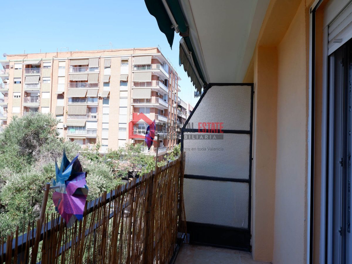 ¿Buscas un hogar listo para entrar a vivir, lleno de luz y ubicado en una de las zonas más demandadas de Valencia? Este fantástico piso esquinero de 83 m² construidos es la opción perfecta: está compl — Foto 23
