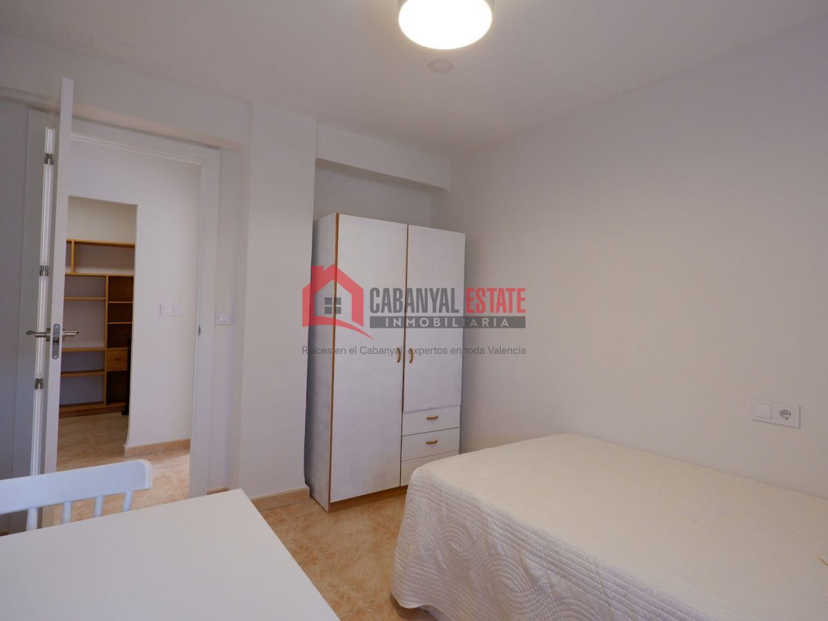 ¿Buscas un hogar listo para entrar a vivir, lleno de luz y ubicado en una de las zonas más demandadas de Valencia? Este fantástico piso esquinero de 83 m² construidos es la opción perfecta: está compl — Foto 32