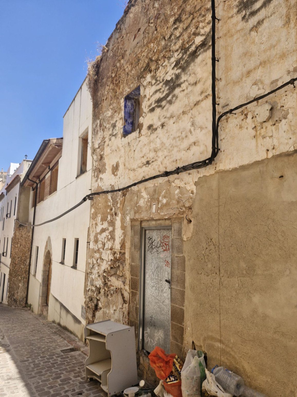 En Cabanyal Estate nos complace presentar en exclusiva esta magnífica oportunidad de inversión en el corazón histórico de Sagunto. Se trata de un solar urbano de 54 m² de superficie, ubicado de manera — Foto 4