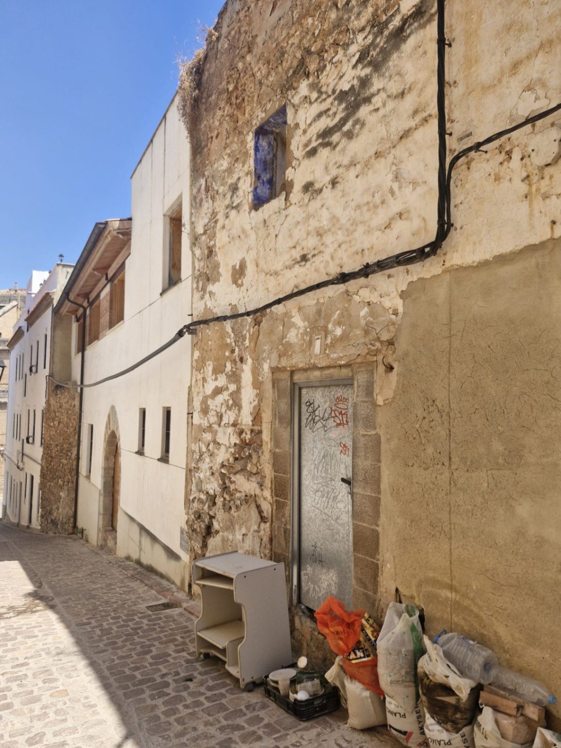 En Cabanyal Estate nos complace presentar en exclusiva esta magnífica oportunidad de inversión en el corazón histórico de Sagunto. Se trata de un solar urbano de 54 m² de superficie, ubicado de manera — Foto 2