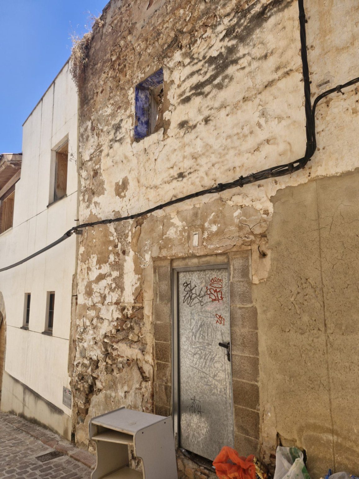 En Cabanyal Estate nos complace presentar en exclusiva esta magnífica oportunidad de inversión en el corazón histórico de Sagunto. Se trata de un solar urbano de 54 m² de superficie, ubicado de manera