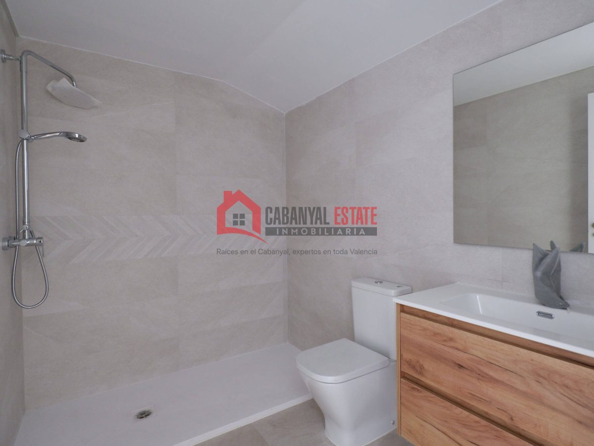 ¿Buscas la autenticidad del barrio marinero sin renunciar al máximo confort contemporáneo? Cabanyal Estate te presenta esta espectacular vivienda de 80 m² construidos, a estrenar, ubicada en una emble — Foto 35