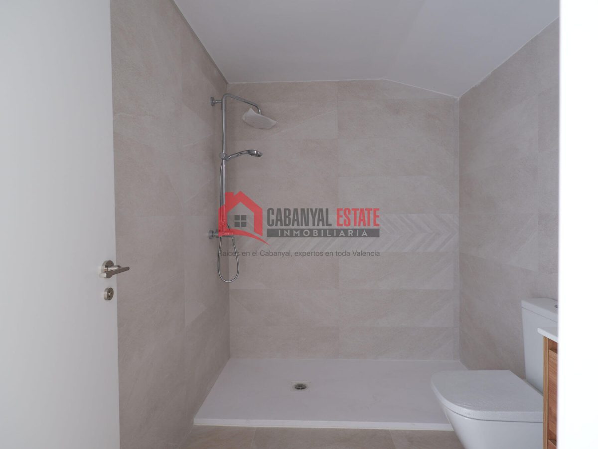 ¿Buscas la autenticidad del barrio marinero sin renunciar al máximo confort contemporáneo? Cabanyal Estate te presenta esta espectacular vivienda de 80 m² construidos, a estrenar, ubicada en una emble — Foto 36