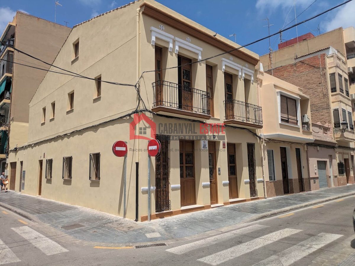 ¿Buscas la autenticidad del barrio marinero sin renunciar al máximo confort contemporáneo? Cabanyal Estate te presenta esta espectacular vivienda de 80 m² construidos, a estrenar, ubicada en una emble