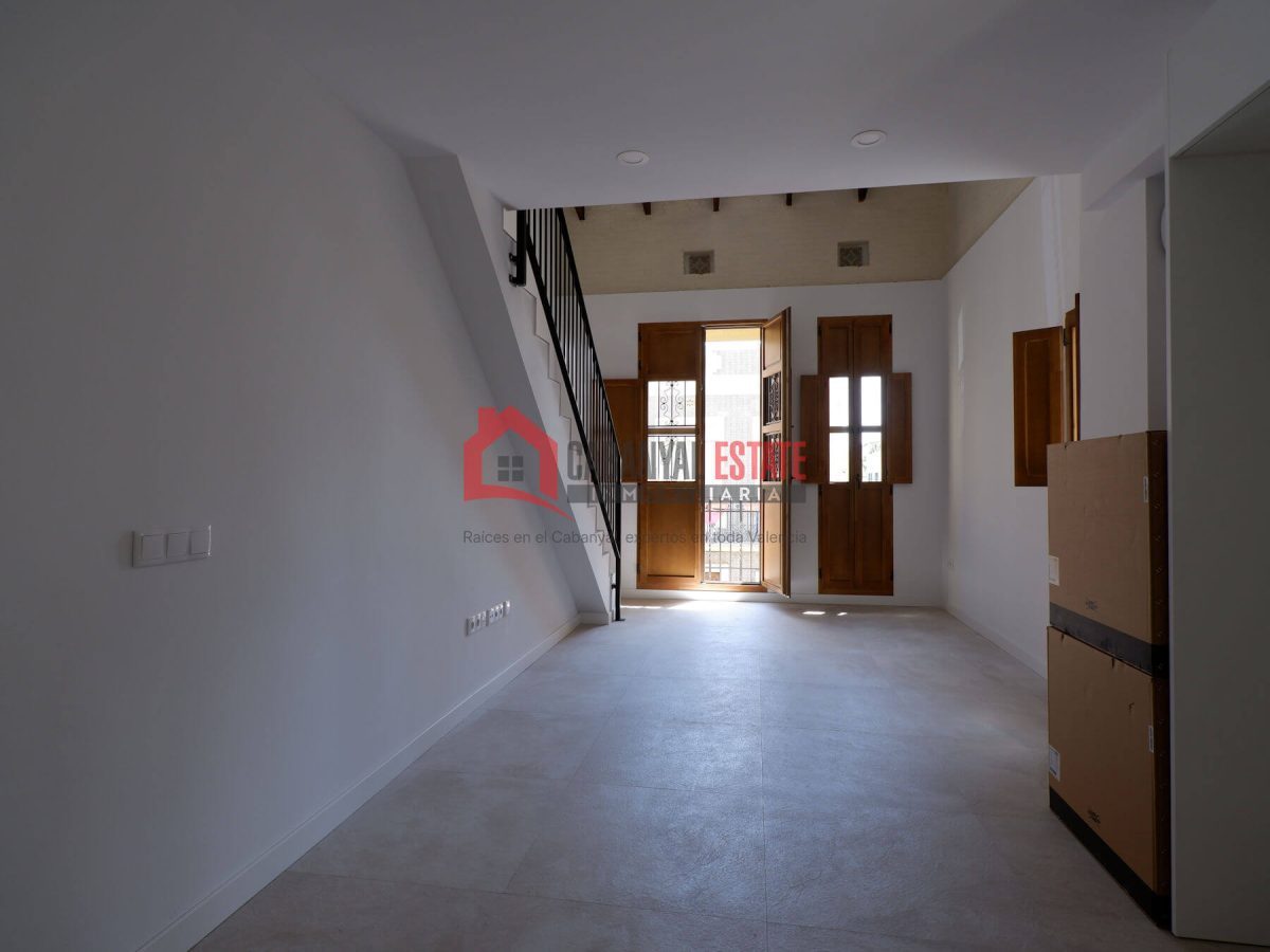 ¿Buscas la autenticidad del barrio marinero sin renunciar al máximo confort contemporáneo? Cabanyal Estate te presenta esta espectacular vivienda de 80 m² construidos, a estrenar, ubicada en una emble — Foto 3