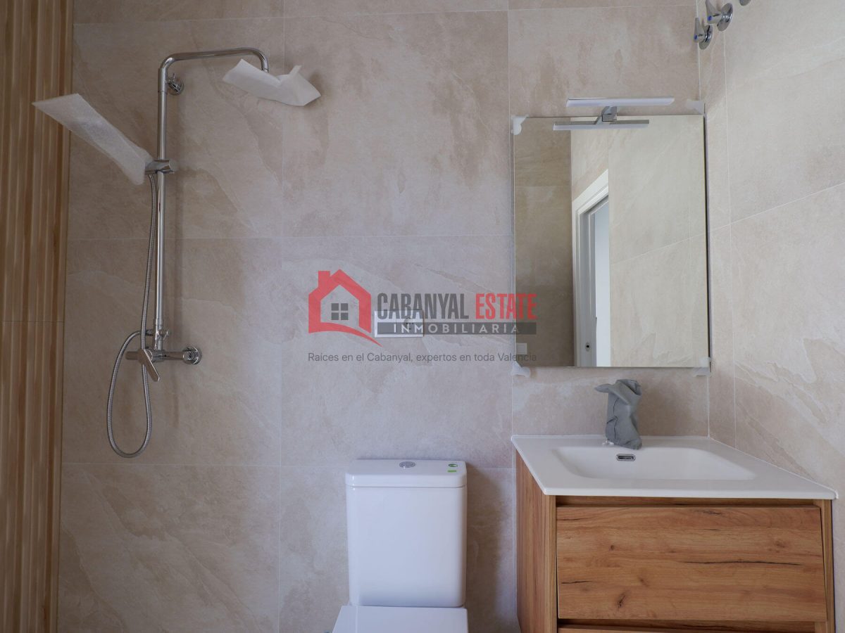 ¿Sueñas con estrenar una vivienda con alma, de diseño vanguardista y con la esencia del Cabanyal más auténtico? Cabanyal Estate te presenta esta magnífica propiedad de 79 m² construidos, ubicada en un — Foto 28