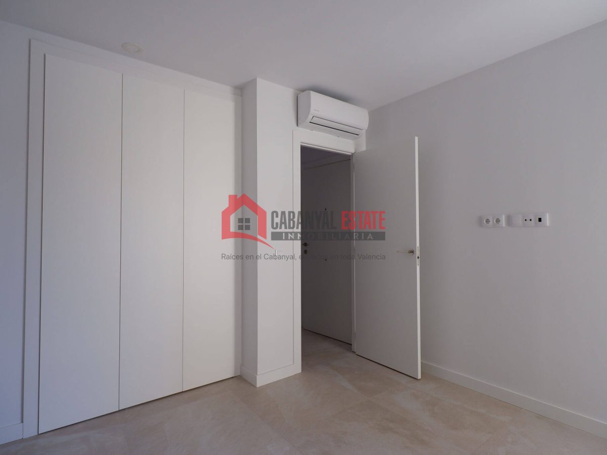 ¿Sueñas con estrenar una vivienda con alma, de diseño vanguardista y con la esencia del Cabanyal más auténtico? Cabanyal Estate te presenta esta magnífica propiedad de 79 m² construidos, ubicada en un — Foto 22