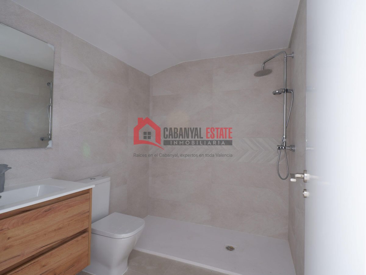 ¿Sueñas con estrenar una vivienda con alma, de diseño vanguardista y con la esencia del Cabanyal más auténtico? Cabanyal Estate te presenta esta magnífica propiedad de 79 m² construidos, ubicada en un — Foto 39