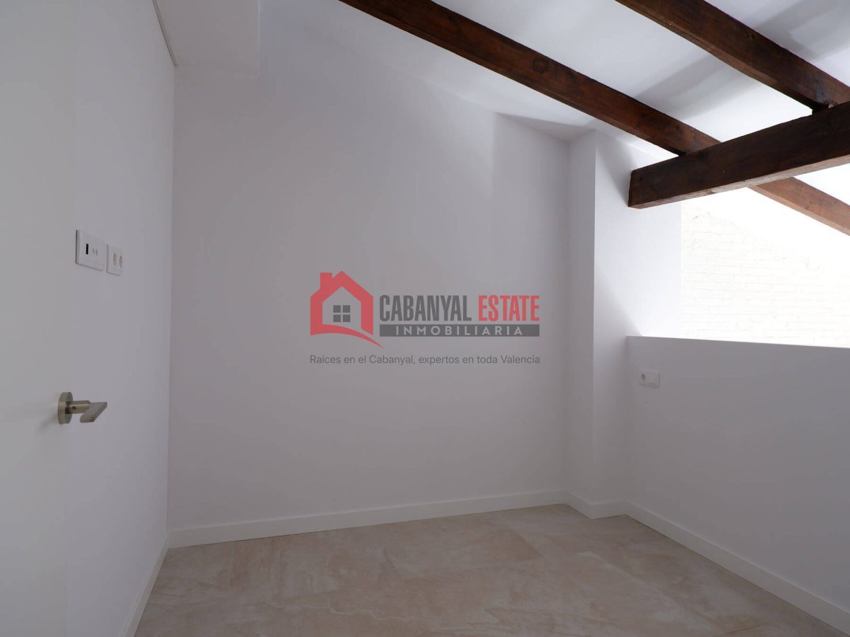 ¿Sueñas con estrenar una vivienda con alma, de diseño vanguardista y con la esencia del Cabanyal más auténtico? Cabanyal Estate te presenta esta magnífica propiedad de 79 m² construidos, ubicada en un — Foto 32